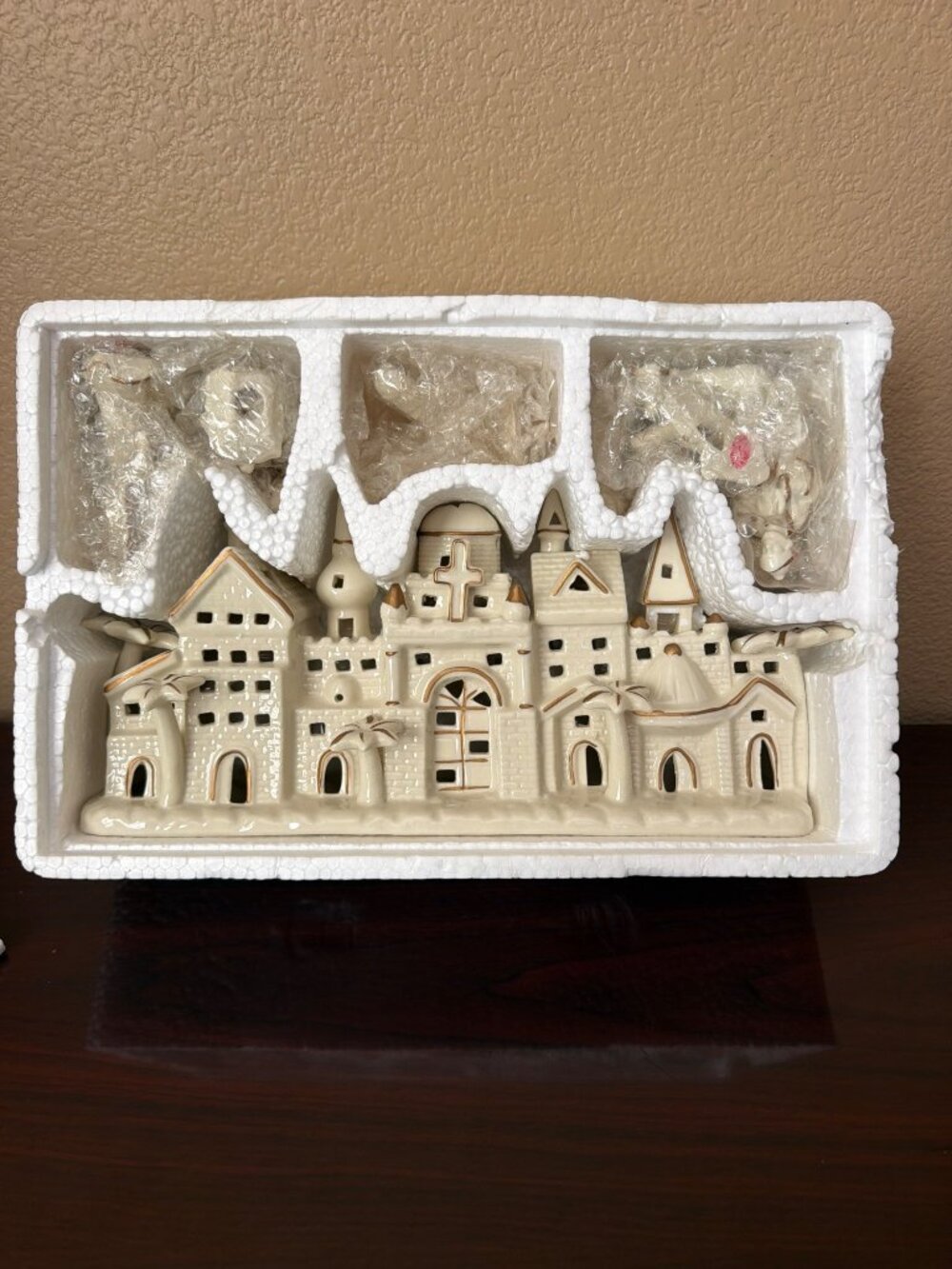2005 JCPenney Town of Bethlehem Porcelain Nativity Set 12 Piece Gold - Picture 2 of 16
